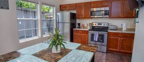 Een koelkast, een magnetron, een oven, een kookplaat