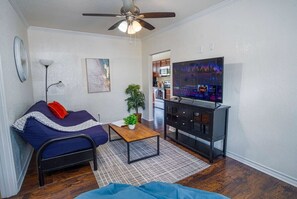 2 bedrooms, iron/ironing board, WiFi, bed sheets - Cozy Remodeled 2BR/2BA Near Downtown Sleeps 8 (San Antonio)