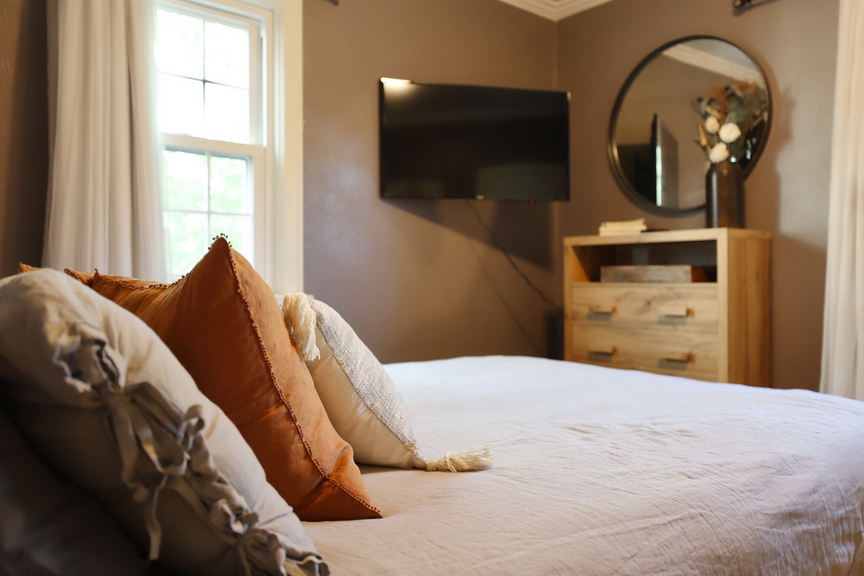 The Cowboy Retreat, Sleeps 13! Pets Welcome!