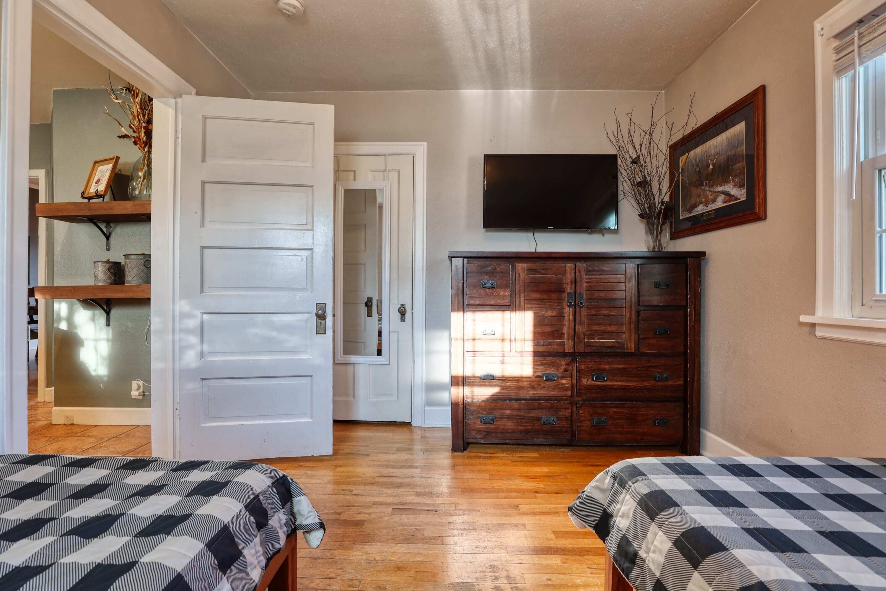 The Cowboy Retreat, Sleeps 13! Pets Welcome!