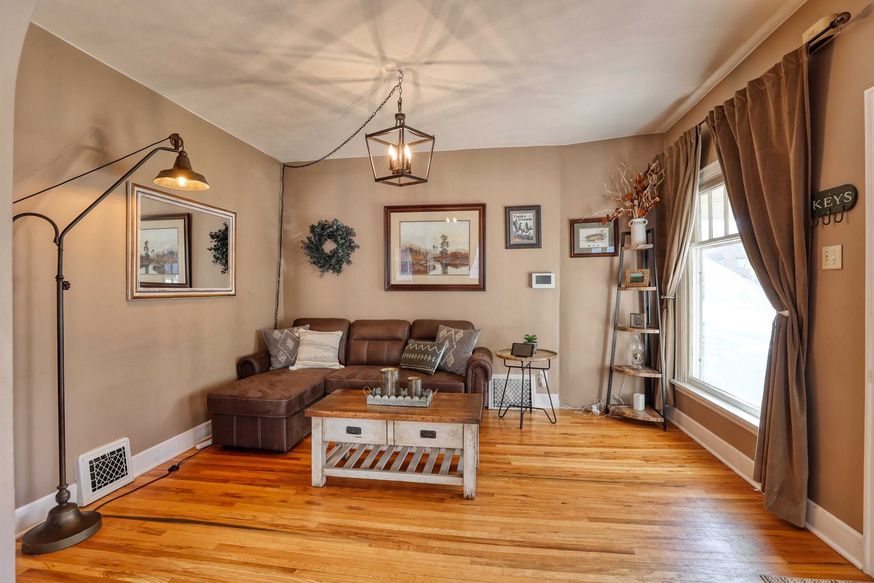 The Cowboy Retreat, Sleeps 13! Pets Welcome!