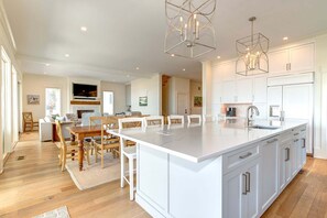 Dining - 🌅Coastal Sunrise🌅Ocean Front on Ocean Blvd. Private Pool/hot tub, stunning ocean views! (Isle Of Palms)