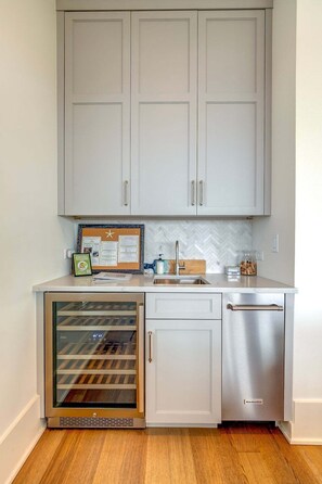 Refrigerador, microondas, horno y lavavajillas 