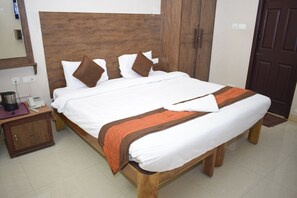 Standard-Doppelzimmer | Schreibtisch, Zustellbetten, kostenloses WLAN, Bettwäsche