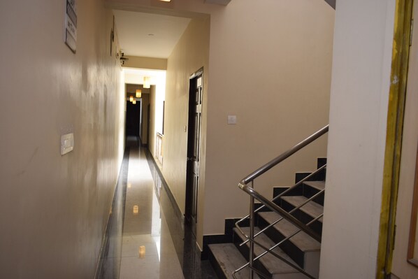 32-Zoll-LCD-Fernseher mit Satellitenempfang, Fernseher