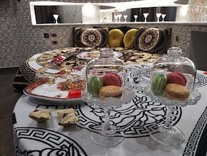 Lyxsvit | Minibar med vissa gratis produkter och värdeförvaringsskåp på rummet