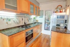 Frigorifero, microonde, forno, lavastoviglie