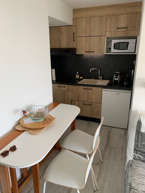 Køleskab, mikrobølgeovn, kogeplade, kaffe-/temaskine