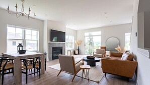 Amplia sala de estar con chimenea, comedor y una zona de estar confortable.