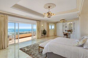 5 bedrooms, in-room safe, desk, iron/ironing board - Villa Bellagio  (Estepona)