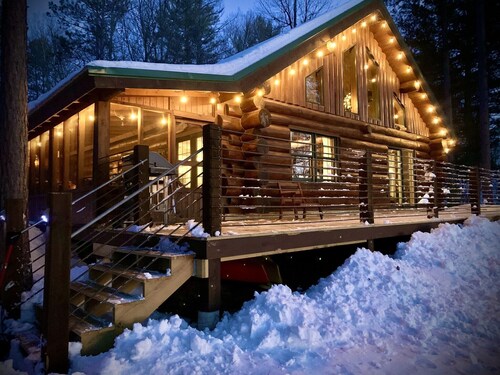 Cozy Eagle River Lakeside Log Cabin on Sunset Lake