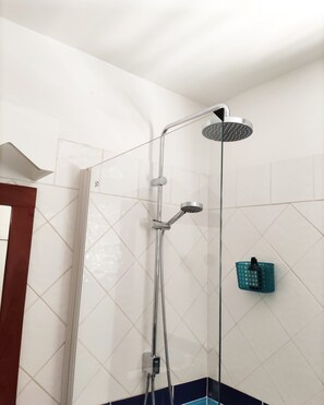 Ensemble douche/baignoire, sèche-cheveux, serviettes fournies, savon