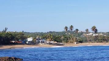 Beach nearby, sun loungers, beach towels