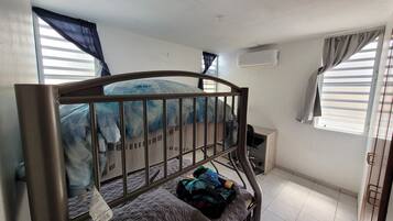 3 bedrooms, desk, free WiFi, bed sheets