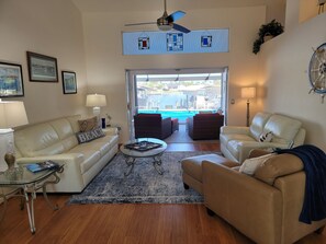 Älytelevisio, kirjoja, stereot, tietokoneen näyttö