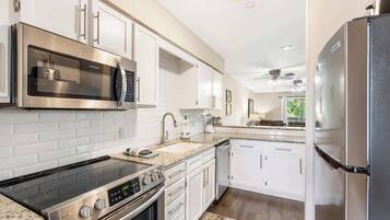 Coffee/tea maker, fridge, microwave, oven
