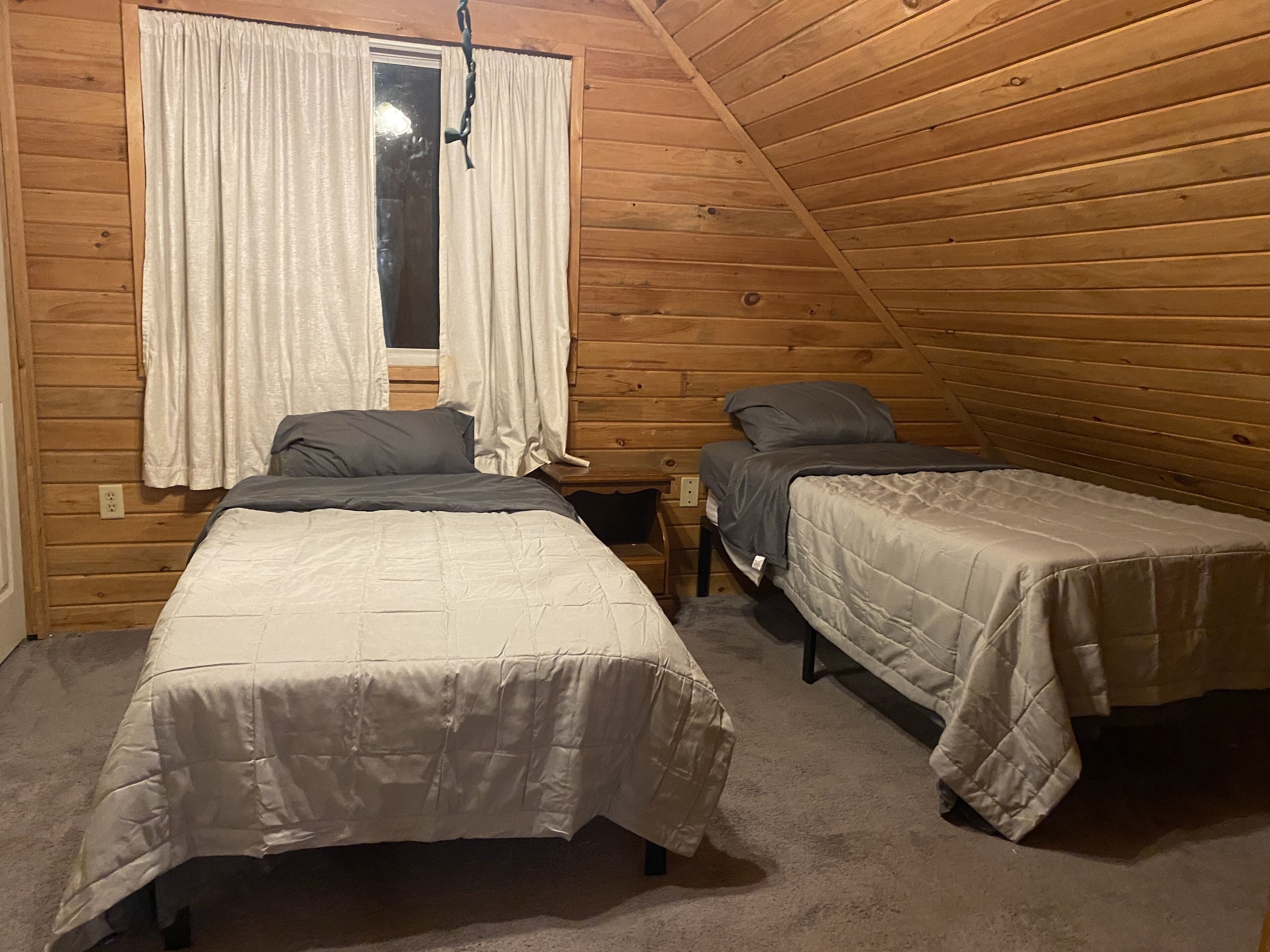 Saratoga rental: 18 mins to track, with plenty of privacy, across from lake.