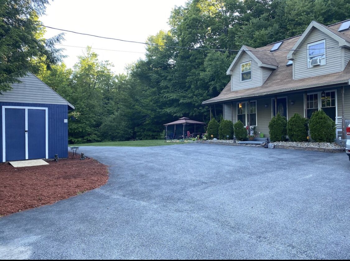 Saratoga rental: 18 mins to track, with plenty of privacy, across from lake.