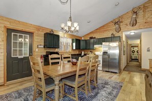 Fridge, microwave, oven, stovetop - Woodland Cabin Getaway w/FirePit, HotTub, GameRoom Edit (Canadensis)