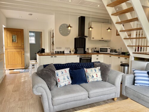 Idyllic coastal cottage with private beach hut - Sea Rose Cottage