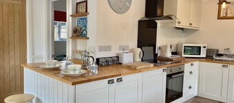 Idyllic coastal cottage with private beach hut - Sea Rose Cottage