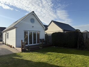 Exterior - Idyllic coastal cottage with private beach hut - Sea Rose Cottage (Kingsdown)
