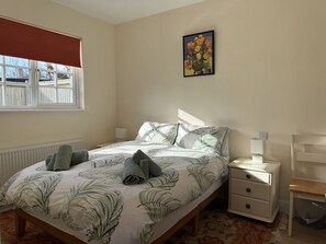 2 bedrooms, desk, iron/ironing board, WiFi - Idyllic coastal cottage with private beach hut - Sea Rose Cottage (Kingsdown)