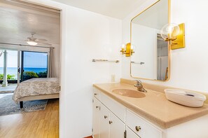 Regadera, secadora de cabello, toallas 