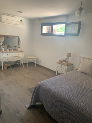 3 habitaciones, tabla de planchar con plancha, wifi y ropa de cama