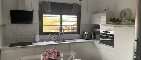 Réfrigérateur, four à micro-ondes, un four, surface de cuisson