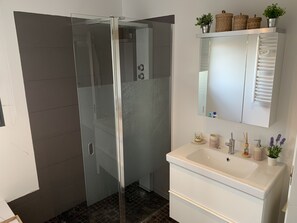 Badewanne, Haartrockner, Bidet, Handtücher