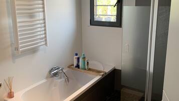 Bathtub, hair dryer, bidet, towels