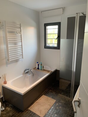 Baignoire, séchoir à cheveux, bidet, serviettes fournies