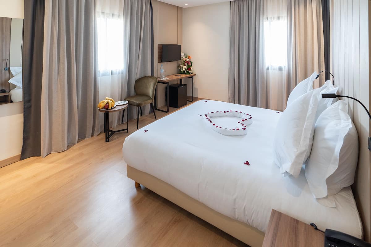 deluxe room | in-room safe, free wifi