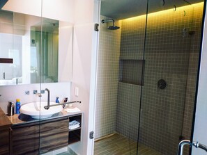 Shower, towels, soap, toilet paper - Kaab AtP new Apt with rooftop pool, cozy. (Playa del Carmen)