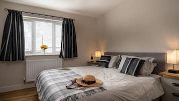 2 Schlafzimmer, Schreibtisch, Bügeleisen/Bügelbrett, Reisekinderbett