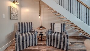 Una escalera de madera con barandales de metal que sube a un piso superior.