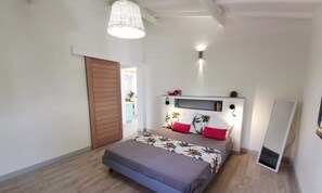 3 quartos, ferros/tábuas de passar roupa, acesso à internet