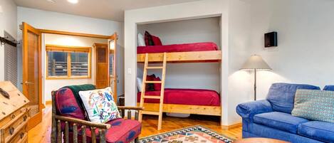 5 bedrooms, iron/ironing board, free WiFi, bed sheets