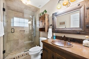 Combined shower/bathtub, jetted bath, hair dryer, towels