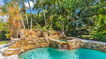 Alberca al aire libre y alberca climatizada