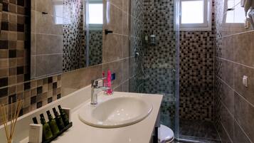 Shower, hair dryer, towels, shampoo