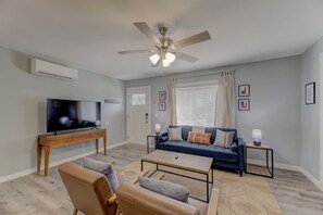 Una televisión, una chimenea