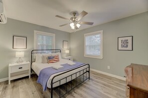 3 bedrooms, iron/ironing board, WiFi, bed sheets