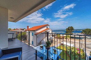 Property grounds - Holiday apartment with balcony and sea view (Porat)