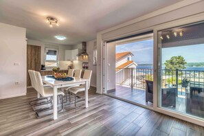 Dining - Holiday apartment with balcony and sea view (Porat)