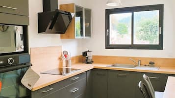 Køleskab, ovn, opvaskemaskine, køkkentøj/tallerkener/redskaber