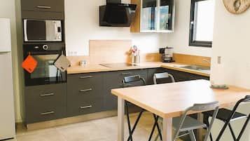 Køleskab, ovn, opvaskemaskine, køkkentøj/tallerkener/redskaber