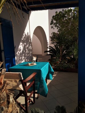 Outdoor dining - The Little Blue (Αβλέμονας)