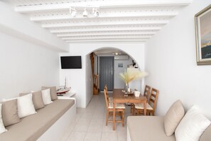 Deluxe Duplex (2) | Living area | 32-inch flat-screen TV with digital channels, TV, Netflix - Alessios Mykonian Downtown Houses (Mykonos)